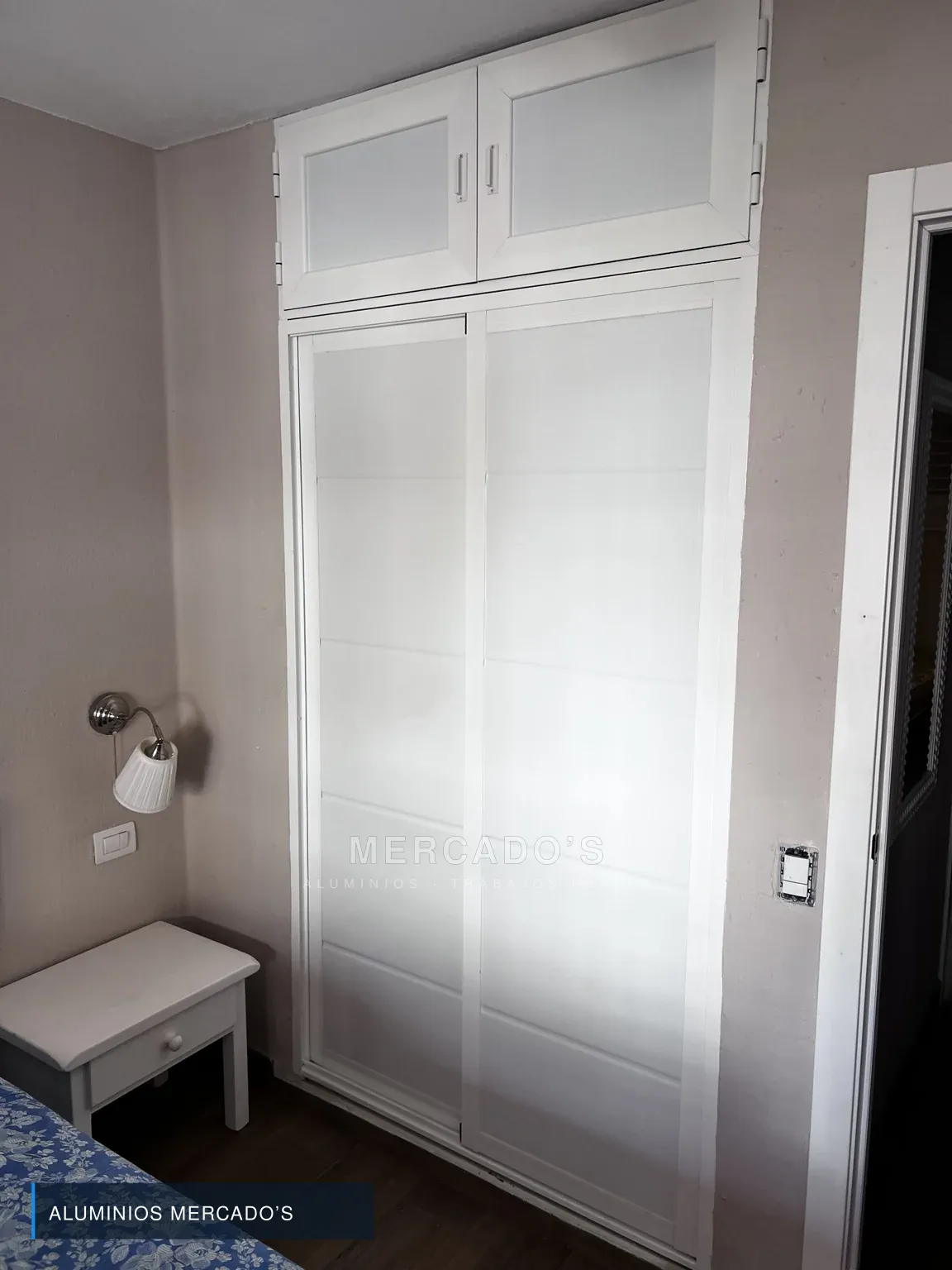 Armario blanco con puertas correderas y altillo de dos hojas