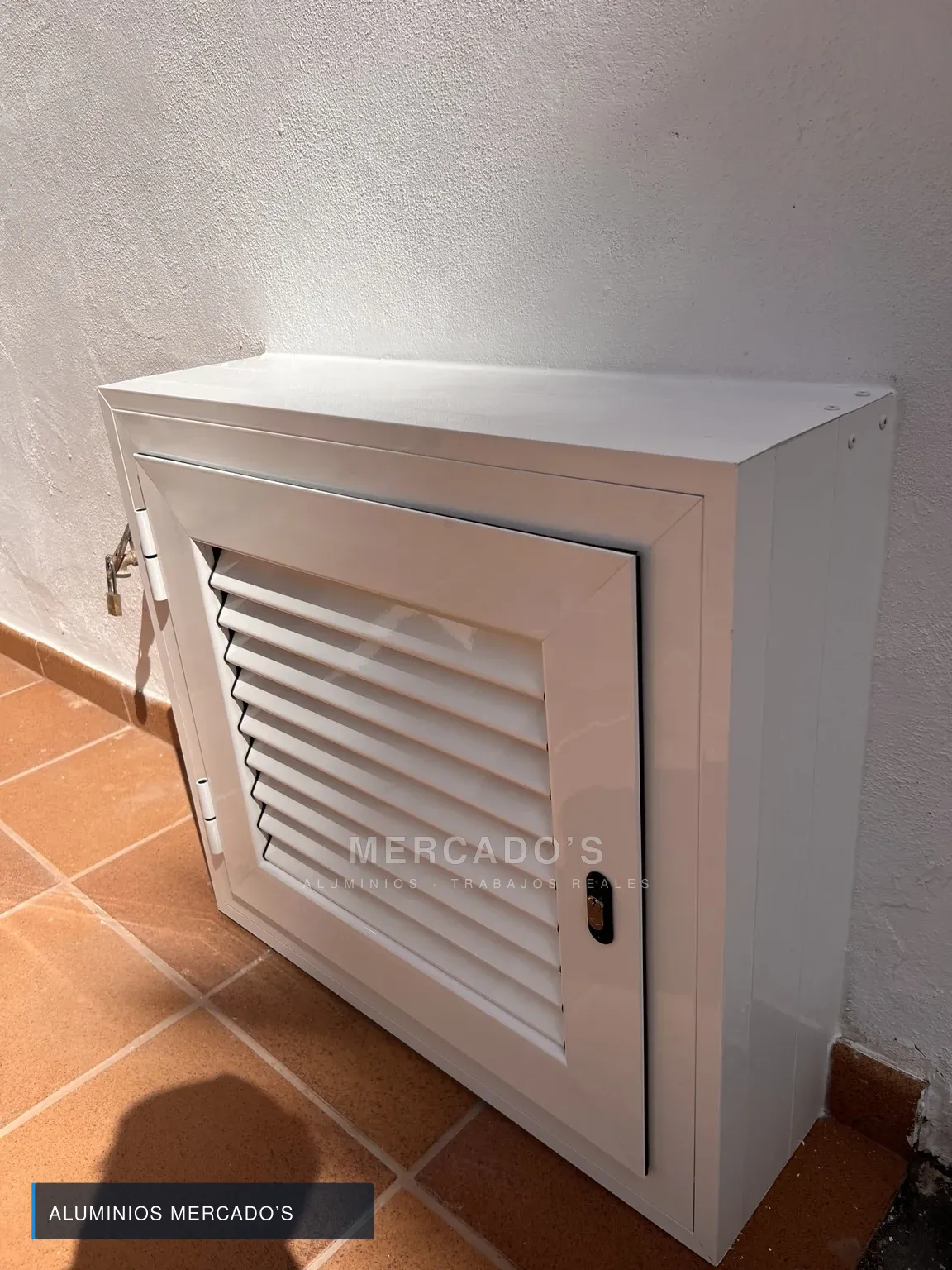 Frente de contador con lamas y cajón de aluminio