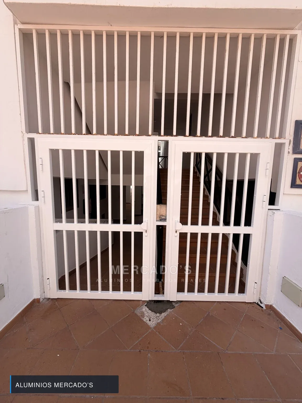 Dos puertas de cancela blancas con paño fijo superior