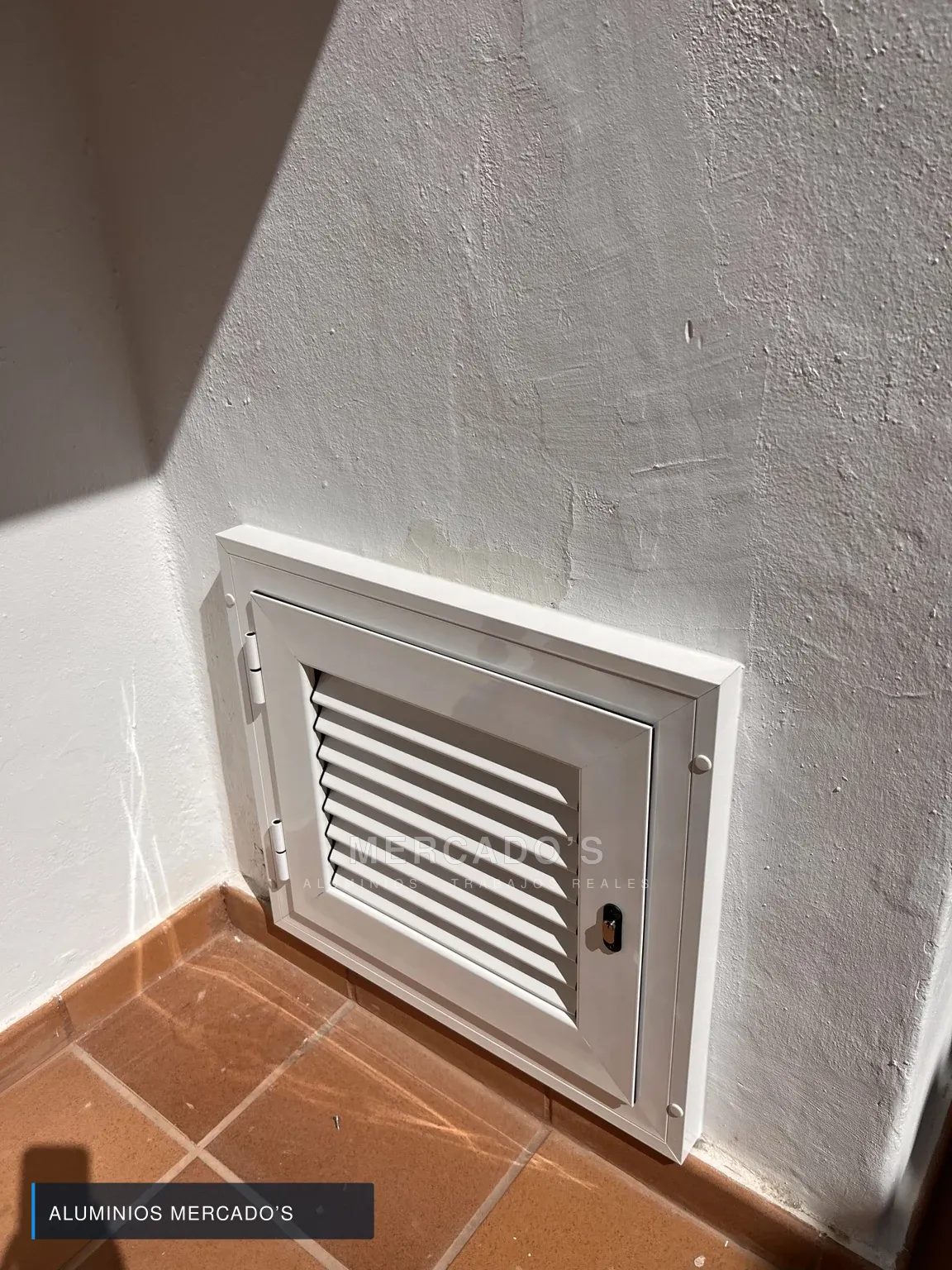 Puerta de contador con lamas