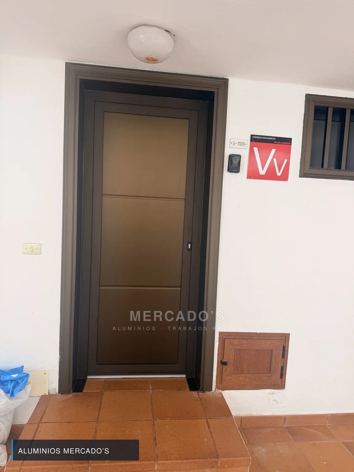 Puerta de entrada marrón vista de frente