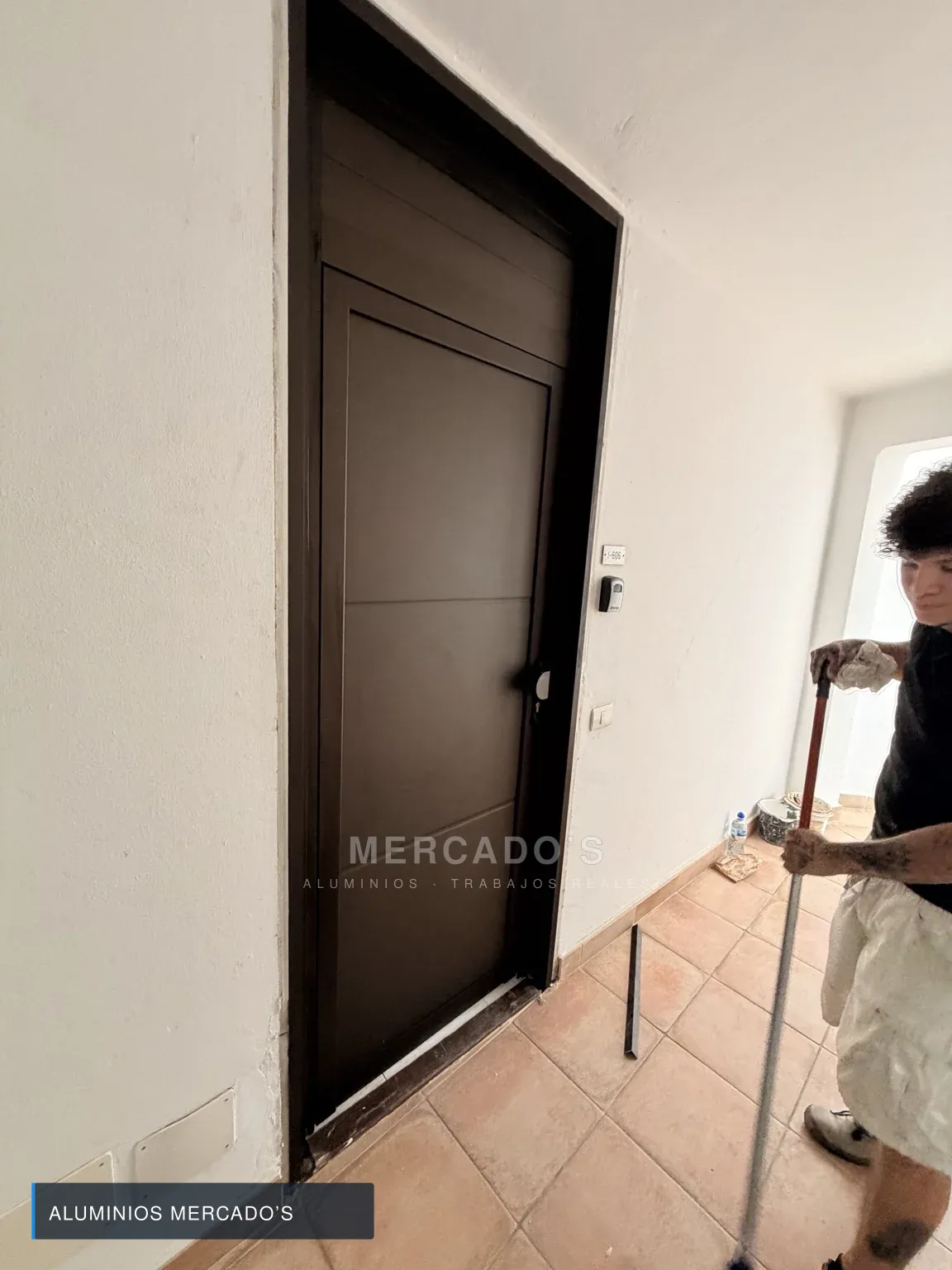 Instalación de una puerta de aluminio por el equipo de Aluminios Mercado’s