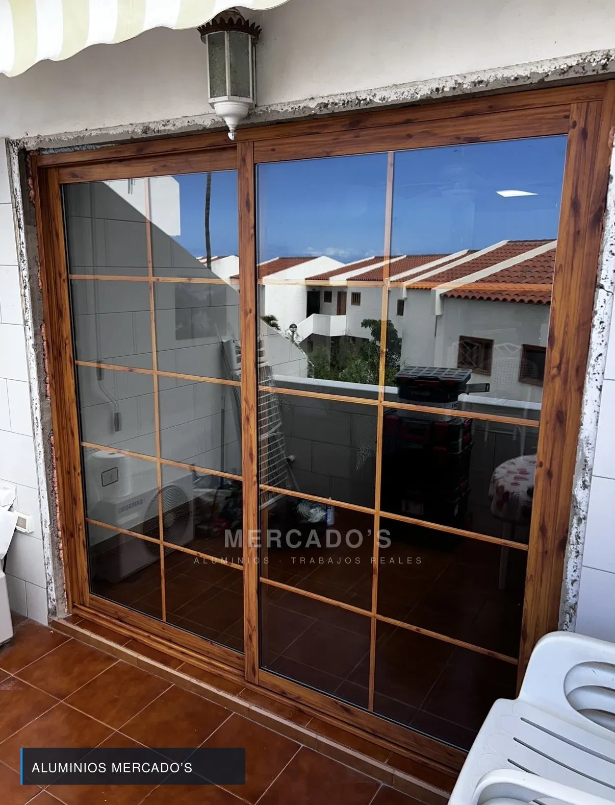 Puerta corredera de acabado madera con barrotillos