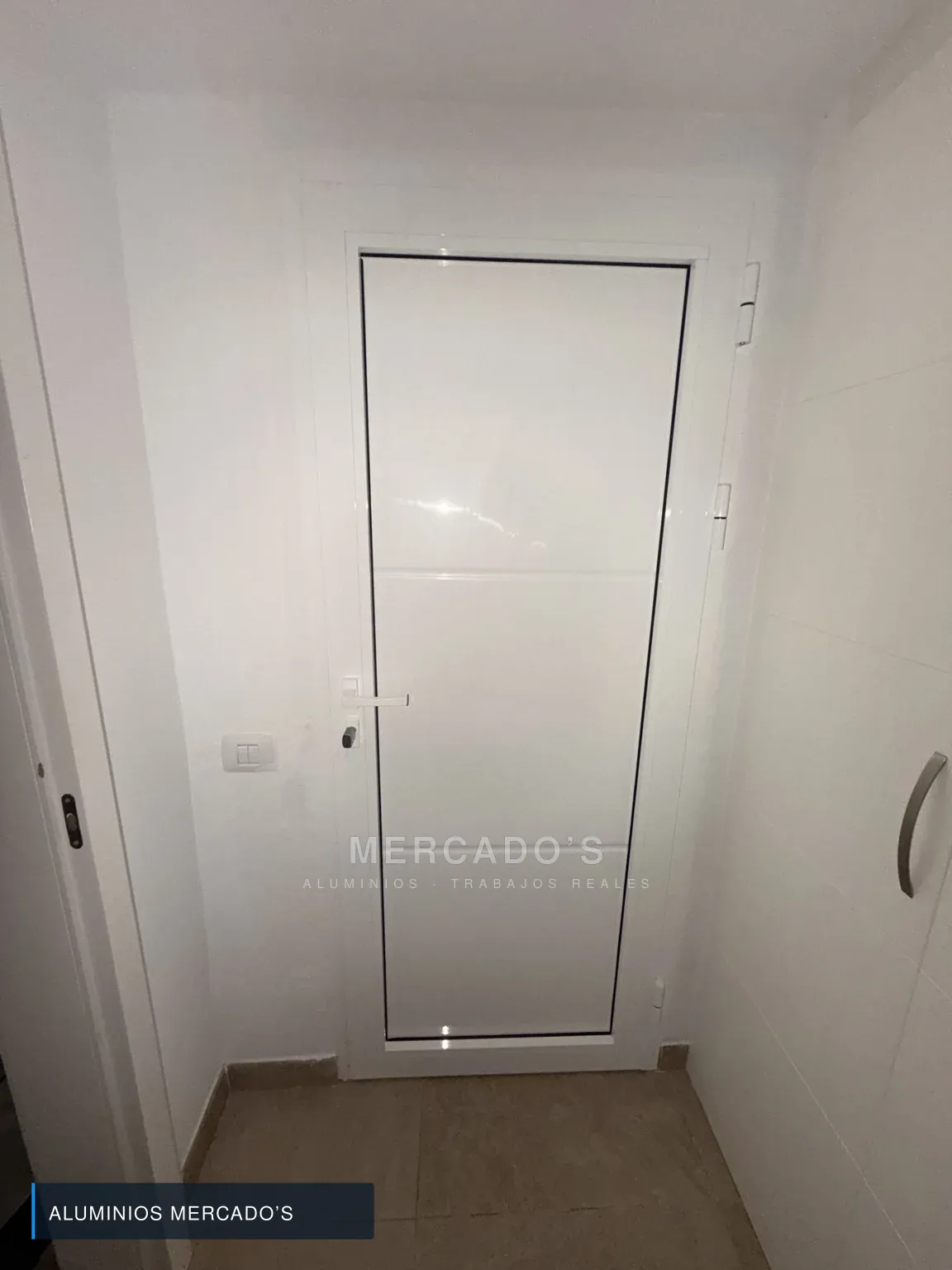 Puerta de paso blanca con manilla y panel liso