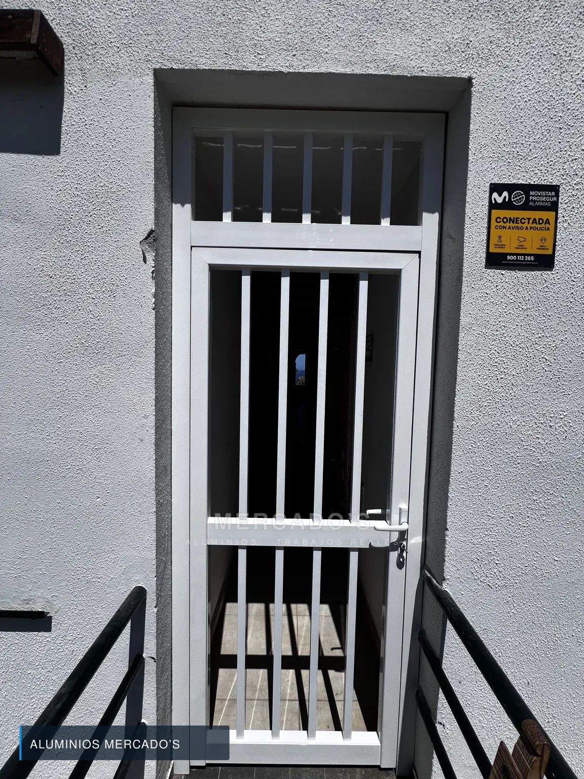 Puerta de reja blanca con fijo superior