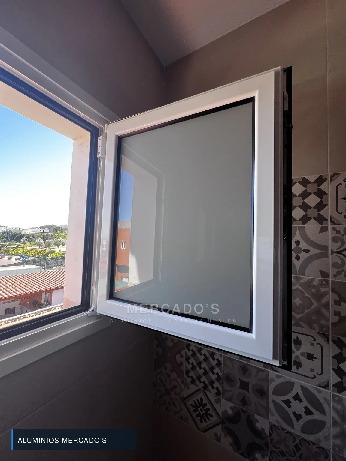 Ventana blanca abisagrada, vista con la hoja abierta